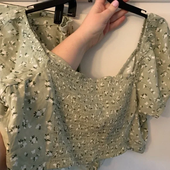 Holister large skirt and top green floral cropped set. Button up cup sleeve - Picture 4 of 5